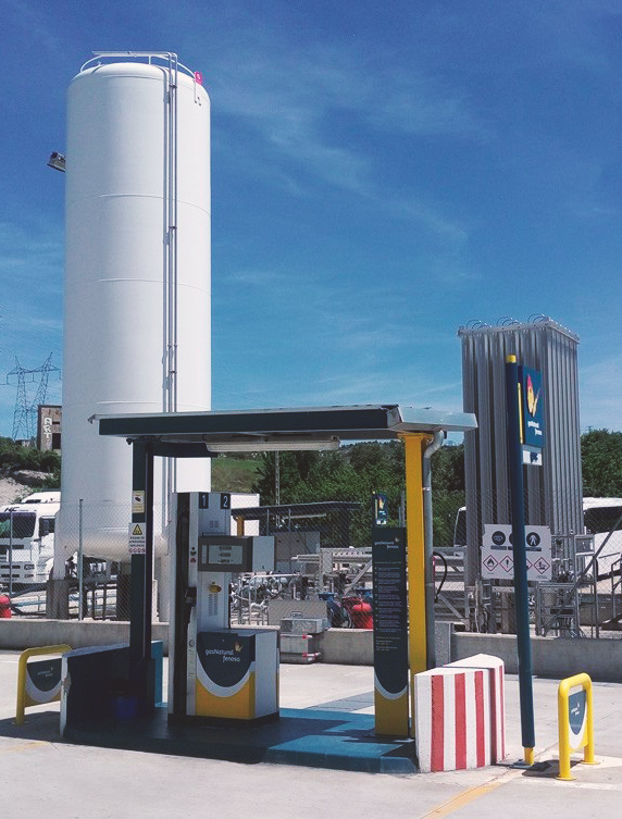 LNG and LCNG fuelling station with vertical storage tank in operation